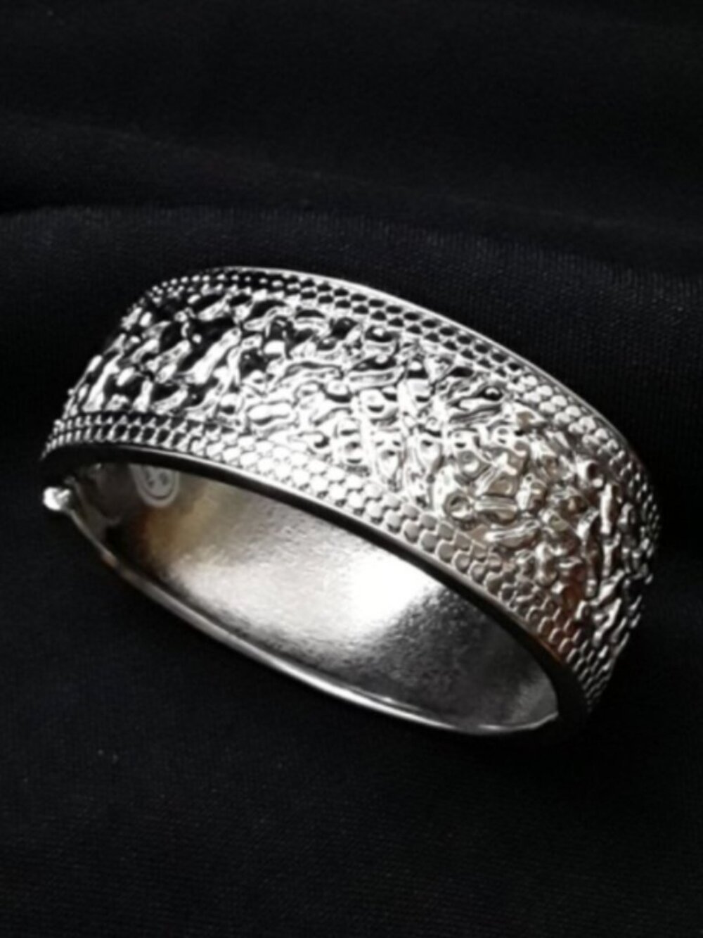 FASHION BANGLE HINGED BRACELET